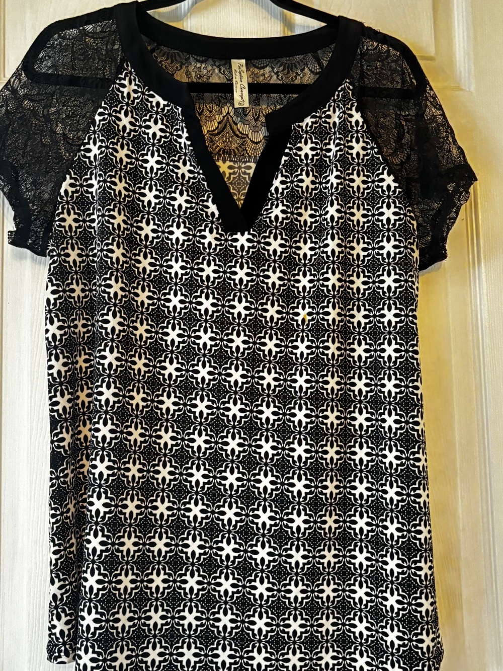 Black & White Lace-Sleeve V-Neck Tunic Top by Seption Concept